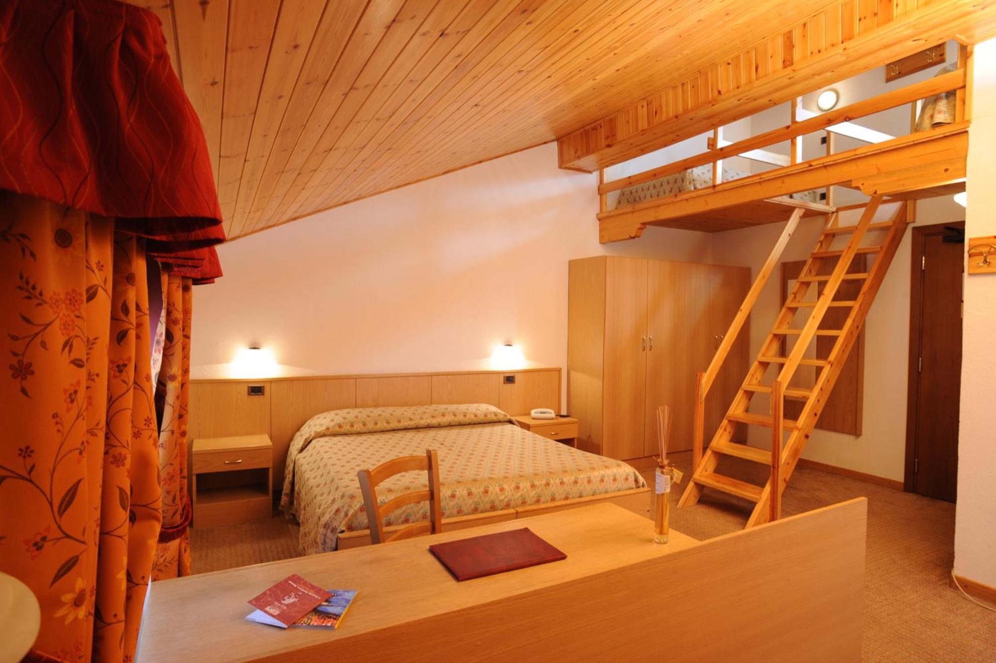 Hotel Petit Tournalin Champoluc Exterior photo