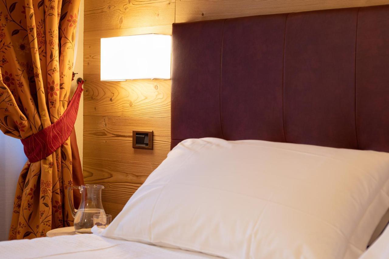 Hotel Petit Tournalin Champoluc Exterior photo